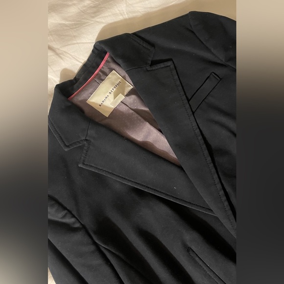 Skirted suit by banana republic the colour is dark navy - Picture 3 of 7